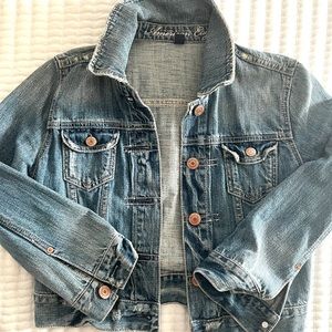 American Eagle Cropped Distressed Denim Jacket - NBW